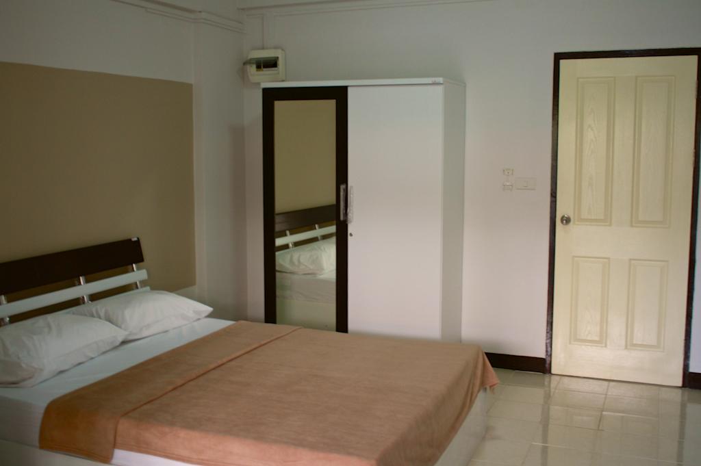 Baanbudsarin Apartment Sing Buri Eksteriør billede